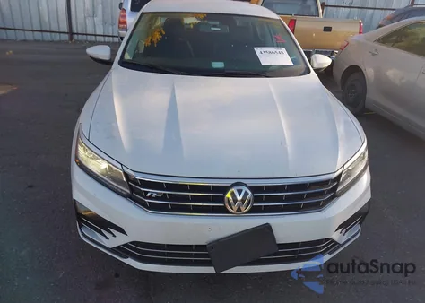2017 Volkswagen Passat 1.8T R-Line z USA, uszkodzony, nr VIN 1VWDT7A34HC086303